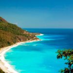 Cabo con playa de arena blanca y aguas turquesas en República Dominicana.