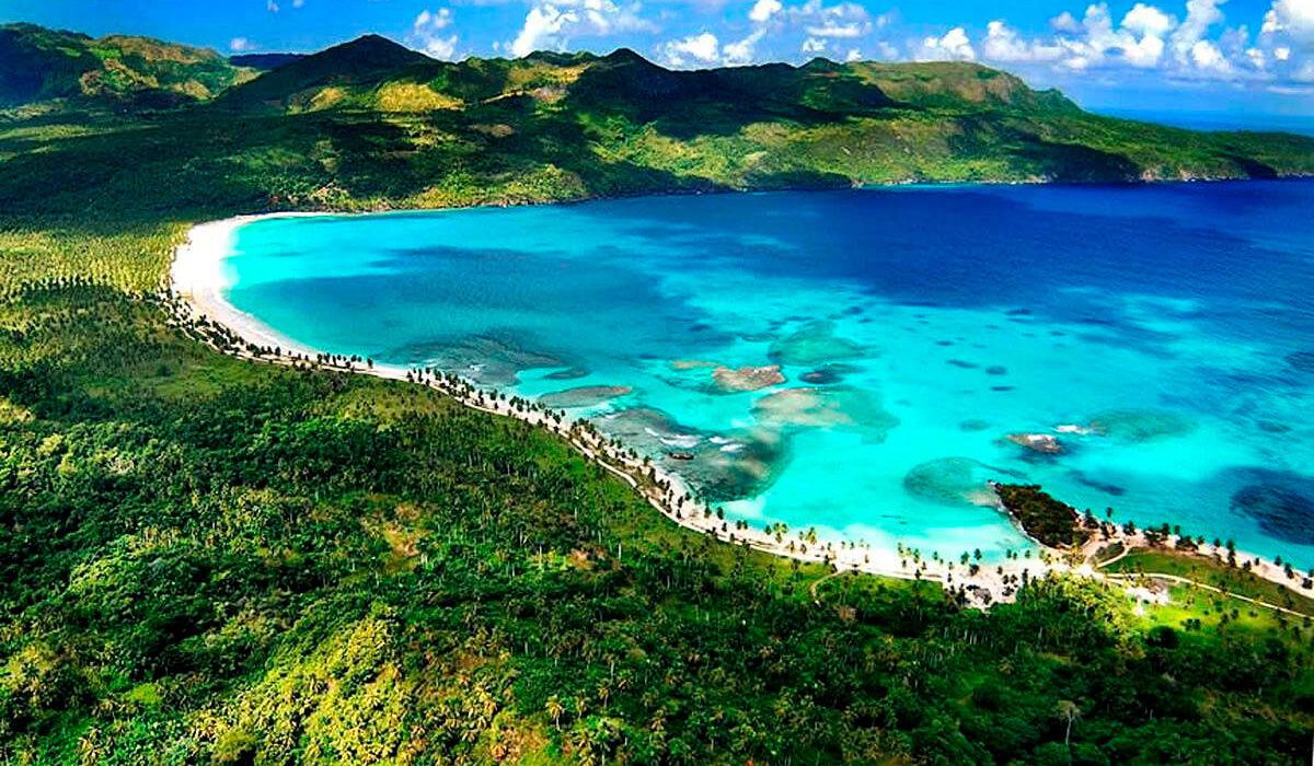 Bahía de Playa Dominica con aguas turquesas y vegetación tropical.
