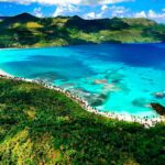 Bahía de Playa Dominica con aguas turquesas y vegetación tropical.