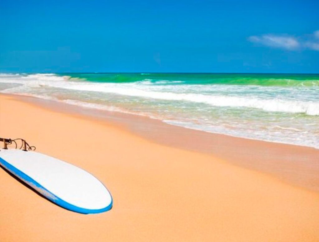 Tabla de surf en la arena de Playa Macao, uno de los mejores destinos para surfear en Punta Cana.