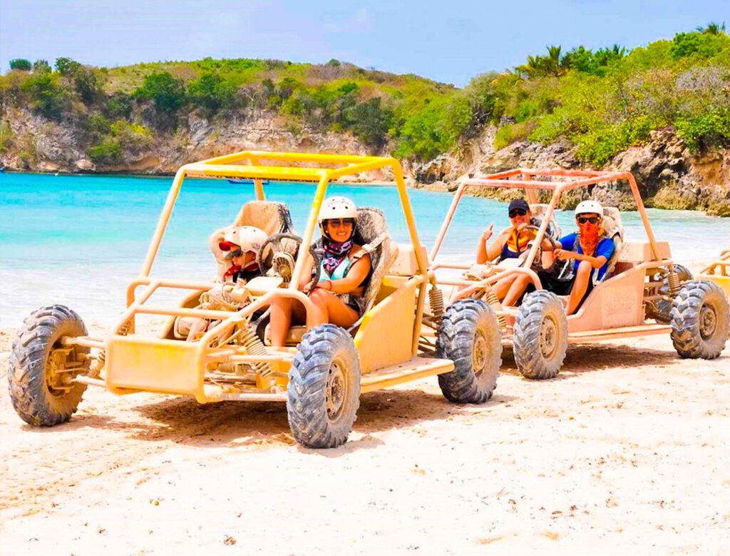 Turistas en excursión de Buggies llegando a Playa Macao, una parada popular en los tours de safari.