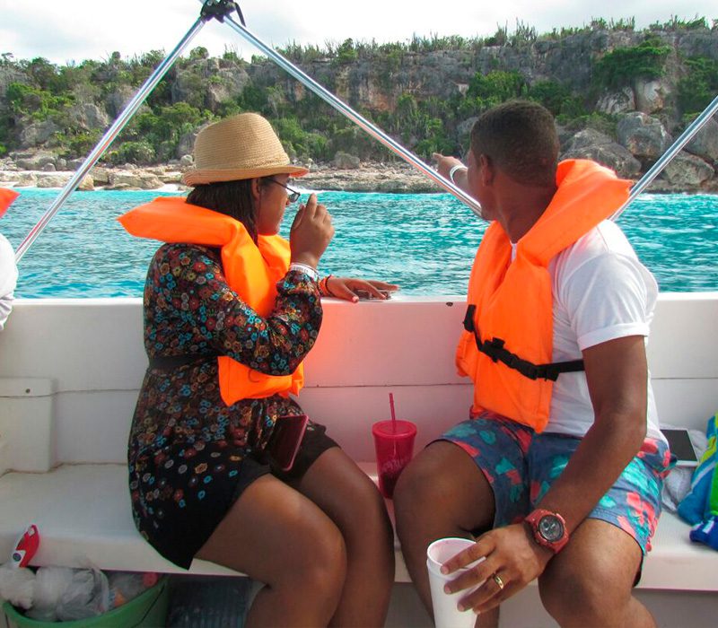 Turistas en lancha rápida con chalecos salvavidas navegando hacia Bahía de las Águilas desde Cabo Rojo.