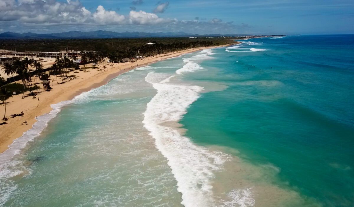 Vista aérea de Playa Macao mostrando el oleaje fuerte y los nuevos proyectos hoteleros en construcción en la orilla.