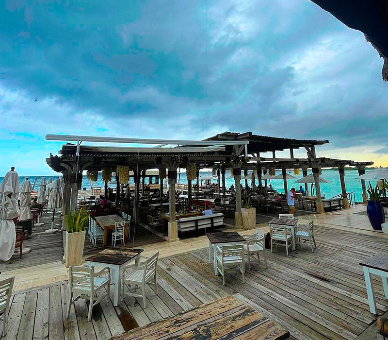 Terraza de restaurante privado en Boca Chica con acceso al mar, ideal para evitar vendedores ambulantes