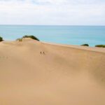 Vista aérea de las inmensas montañas de arena en las Dunas de Baní frente al mar Caribe